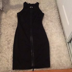 It has zipper it’s all black 🖤🤤🥰